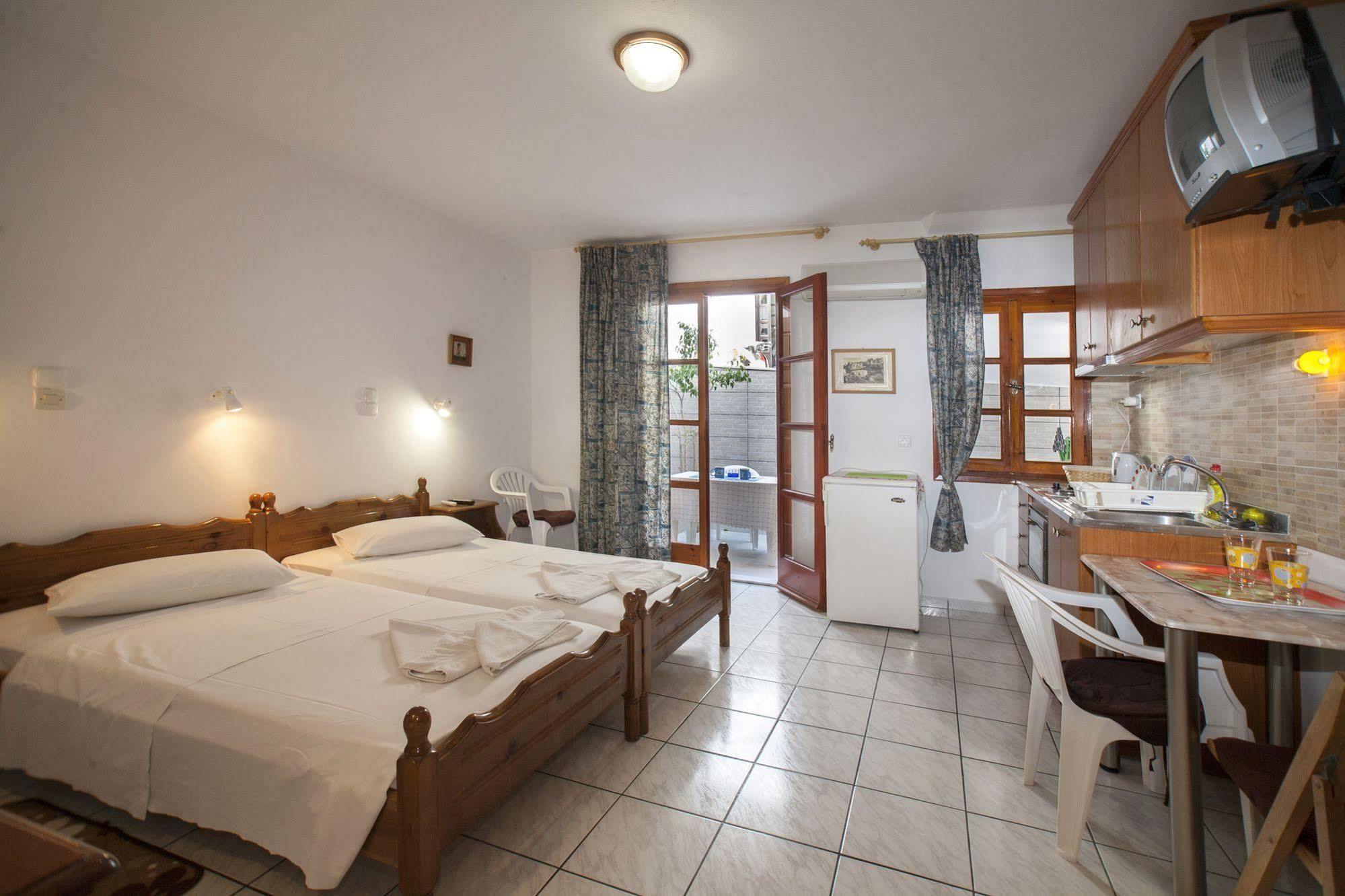 Kapetanos Rooms Naxos City Exterior foto